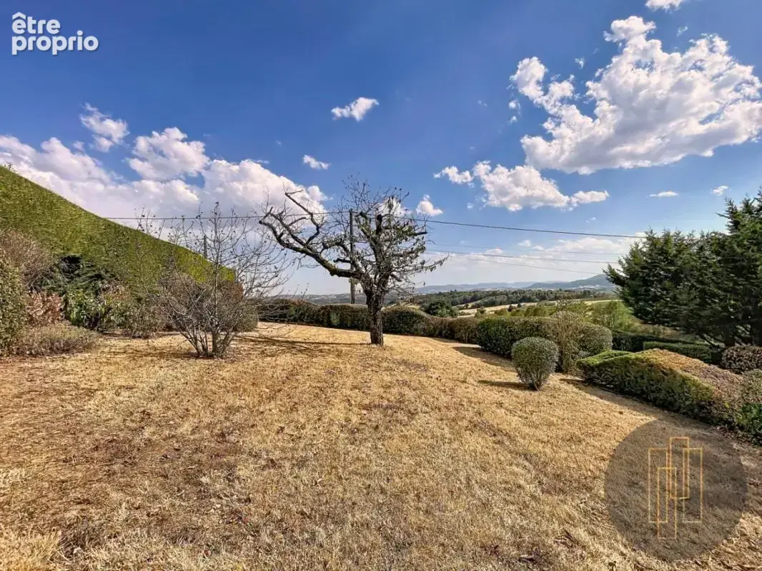 Saint-vérand – maison ancienne avec vue dégagée, calme et fort potentiel - photo 8