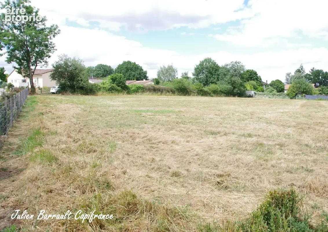 Terrain constructible à vendre de 1070 m² dans la commune de Savigny Lévescault - photo 2
