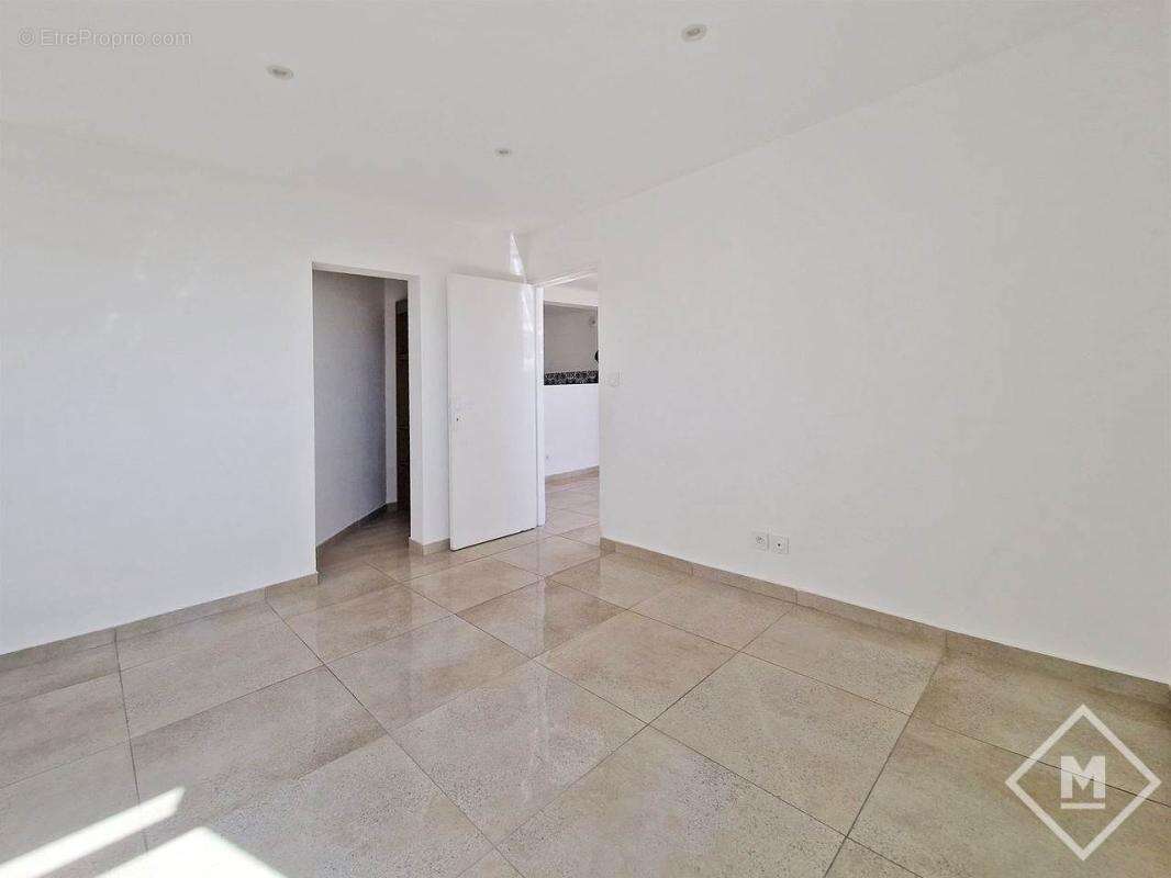 Vue Mer Dégagée et Calme : Appartement 3 Pièces à Vendre à Marseille Saint Loup - photo 8
