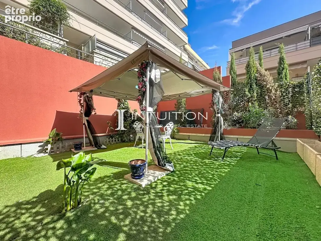 MANDELIEU - Centre Ville : trois pièces avec grande terrasse, jardin et annexes - photo 16