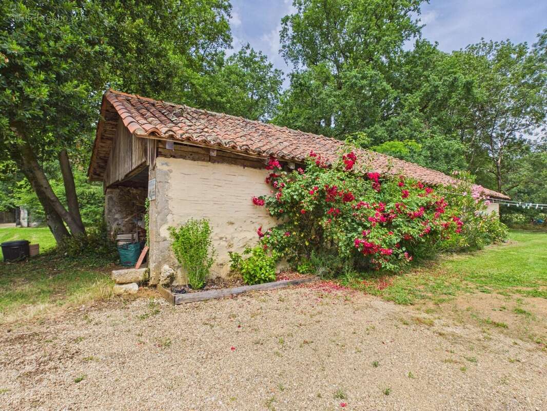 Longère avec Maison d'amis, granges et piscine - photo 15