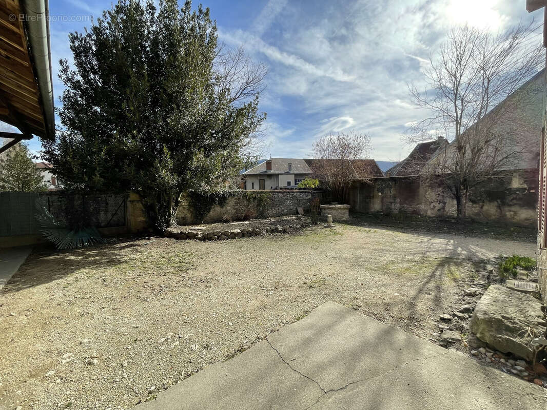 Maison en pierre de 170m2 environ avec cour de 470m2 - dépendance de 44m2 - photo 3