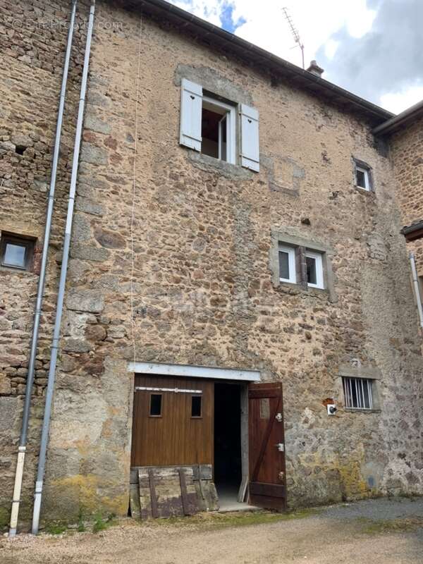 A CERVIERES (42). Maison de village de 65 M2 avec son garage attenant - photo 5