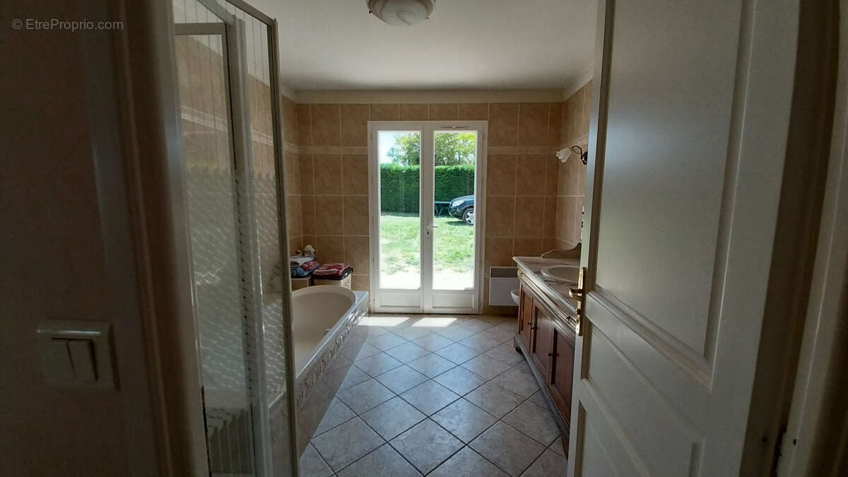 Maison à LA CHAPELLE-GONAGUET