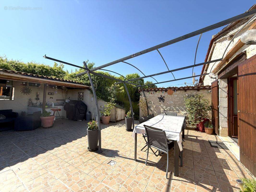 Maison à NANTEUIL-AURIAC-DE-BOURZAC