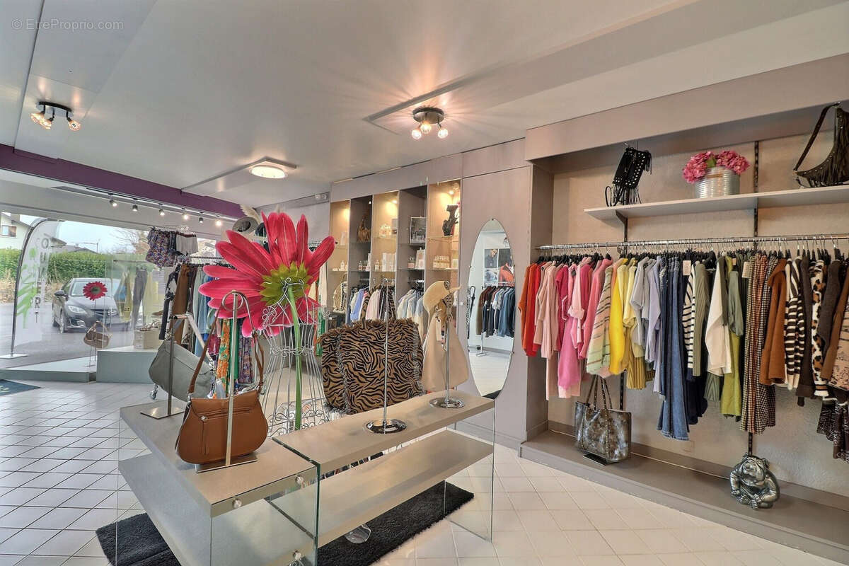 Commerce 63 m² à Douvaine  - photo 2