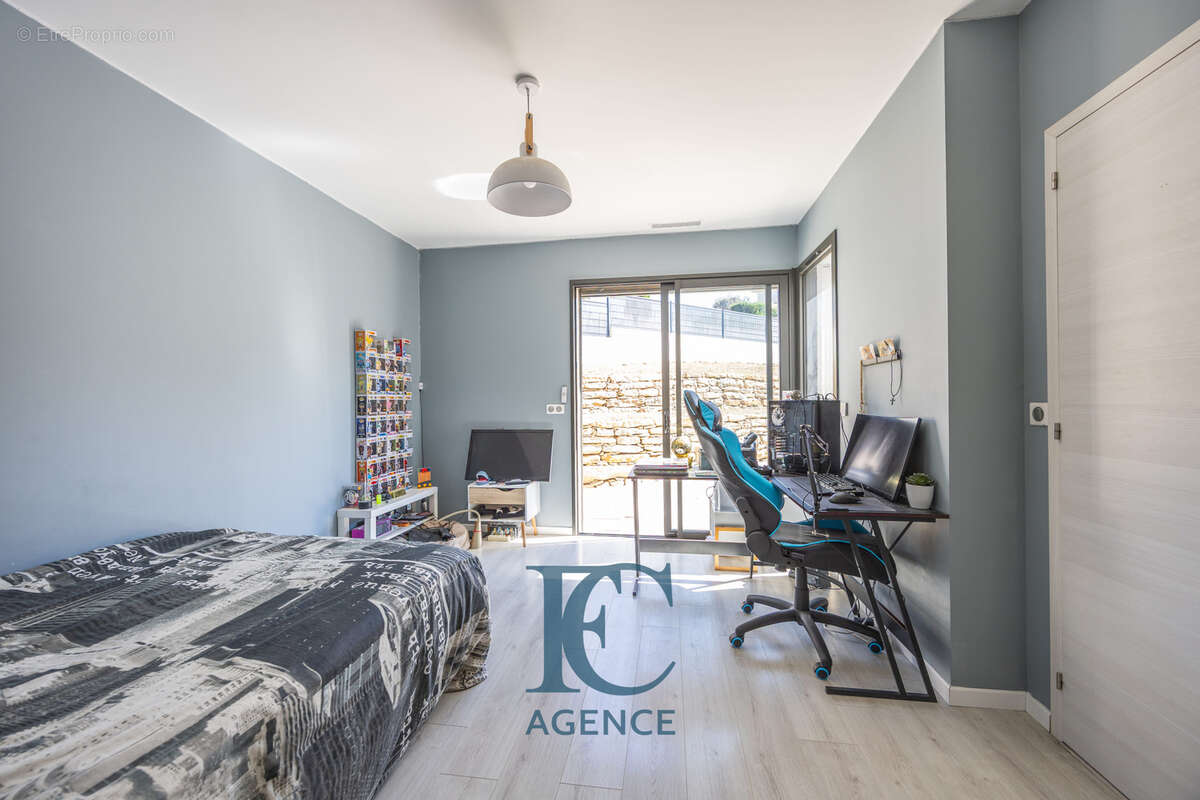 Maison contemporaine 6 pièces 190 m2 avec piscine et garage à proximité immédiate des criques - photo 7