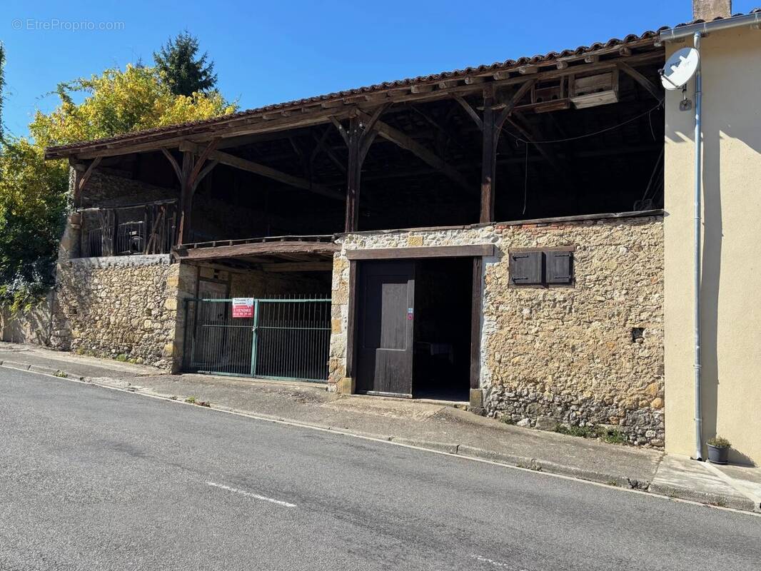 Maison à MONTBRUN-BOCAGE