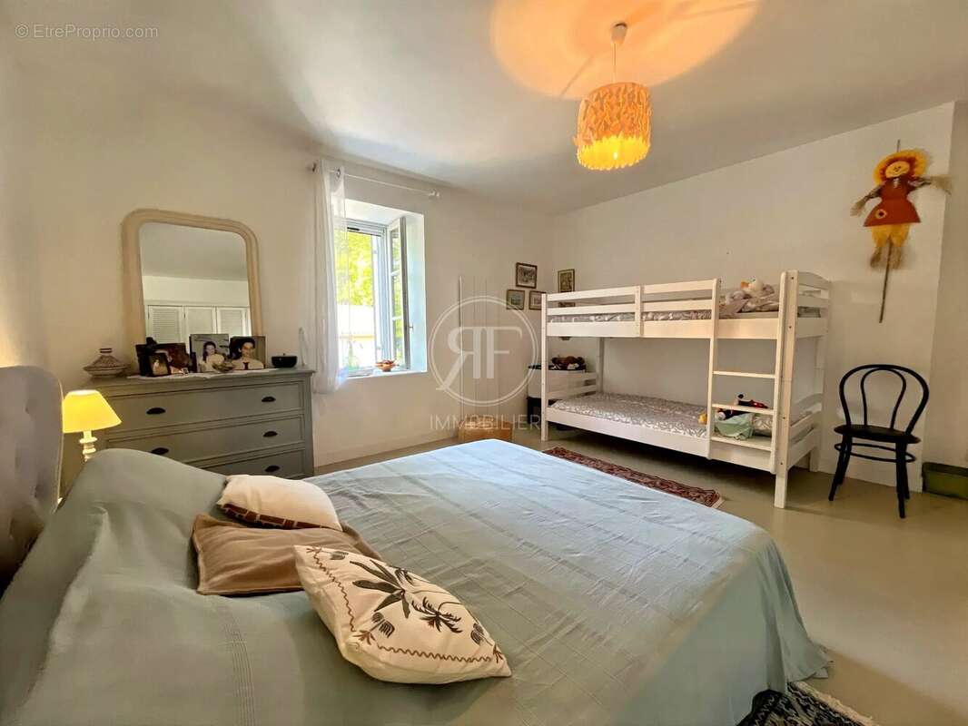 Maison familiale + dépendances avec jardin et piscine - photo 12