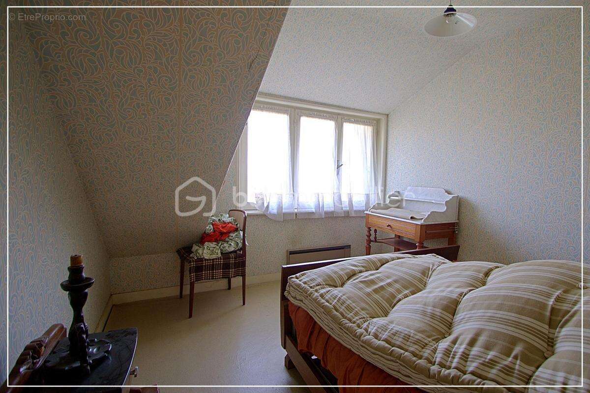 Maison familiale avec fort potentiel – 140 m² + sous-sol complet sur 2000 m² de terrain - photo 11