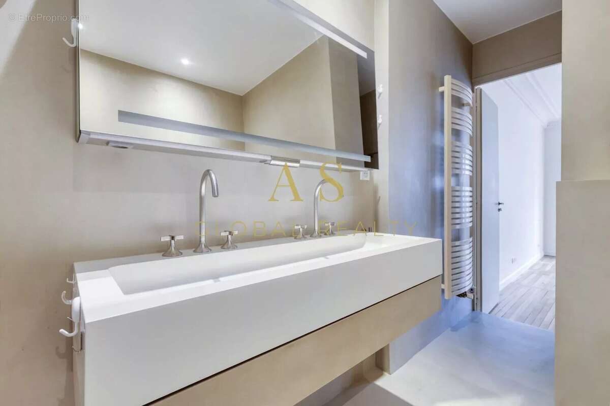 Appartement à PARIS-7E