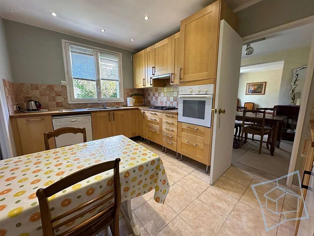 Maison à VOISINS-LE-BRETONNEUX