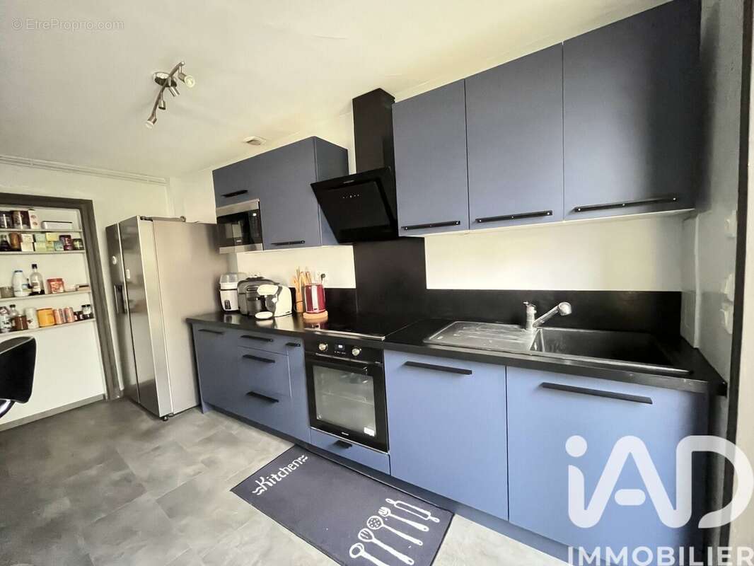 Maison 106 m² à La Celle-Guenand  - photo 6