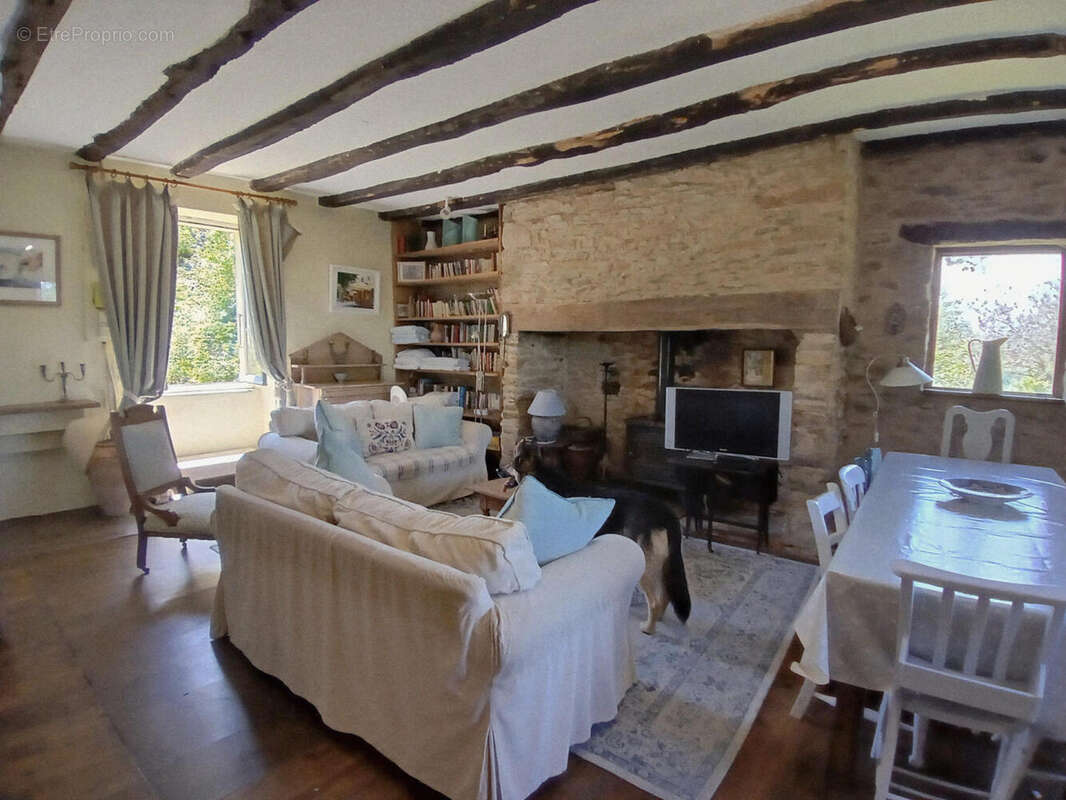 Superbe grange aménagée attenante à une maison en pierre d'origine, avec piscine et vue imprenable. - photo 8
