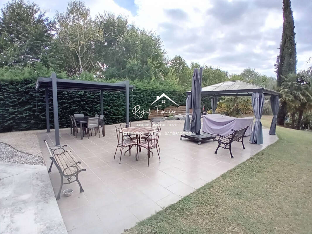 Terrasse carrelée sans vis à vis  - Maison à CHATELLERAULT