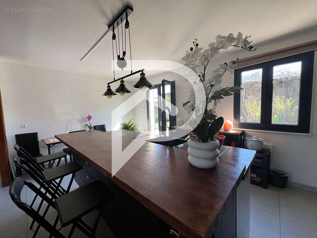 Maison à LE MESNIL-SAINT-DENIS