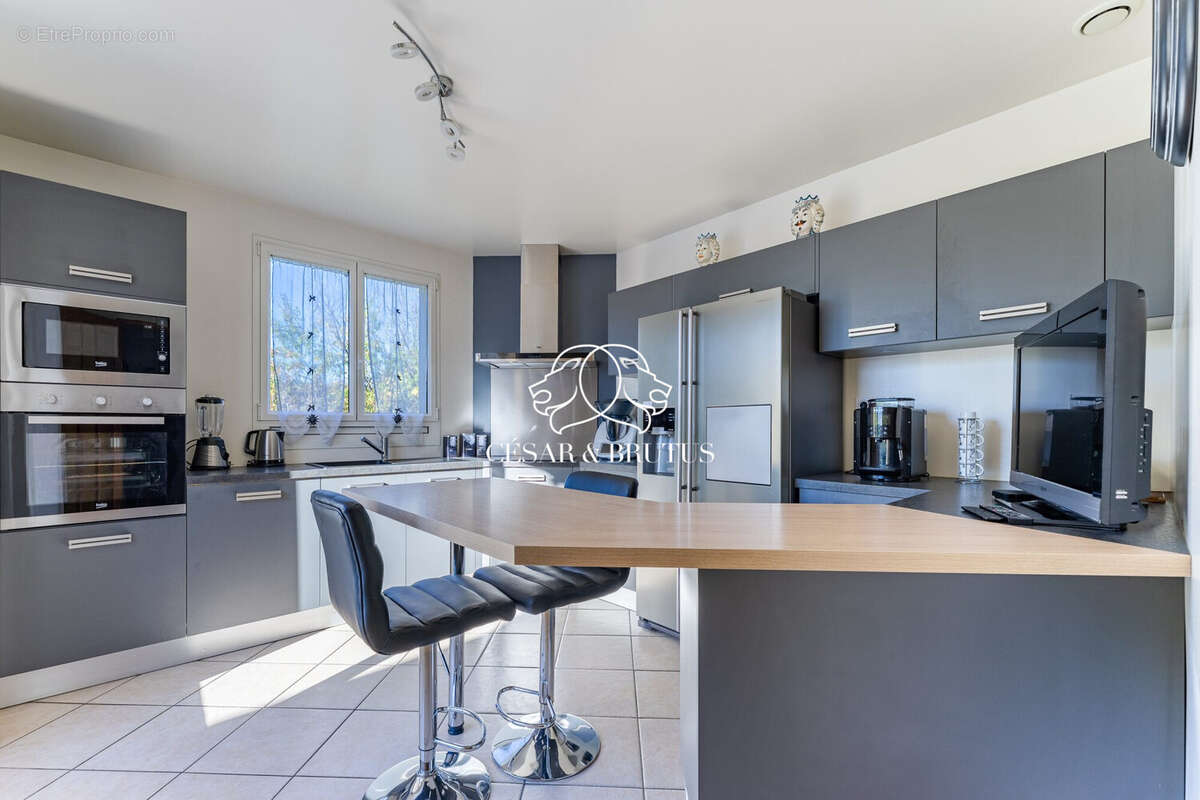 Cuisine aménagée et équipée - Maison à DECINES-CHARPIEU