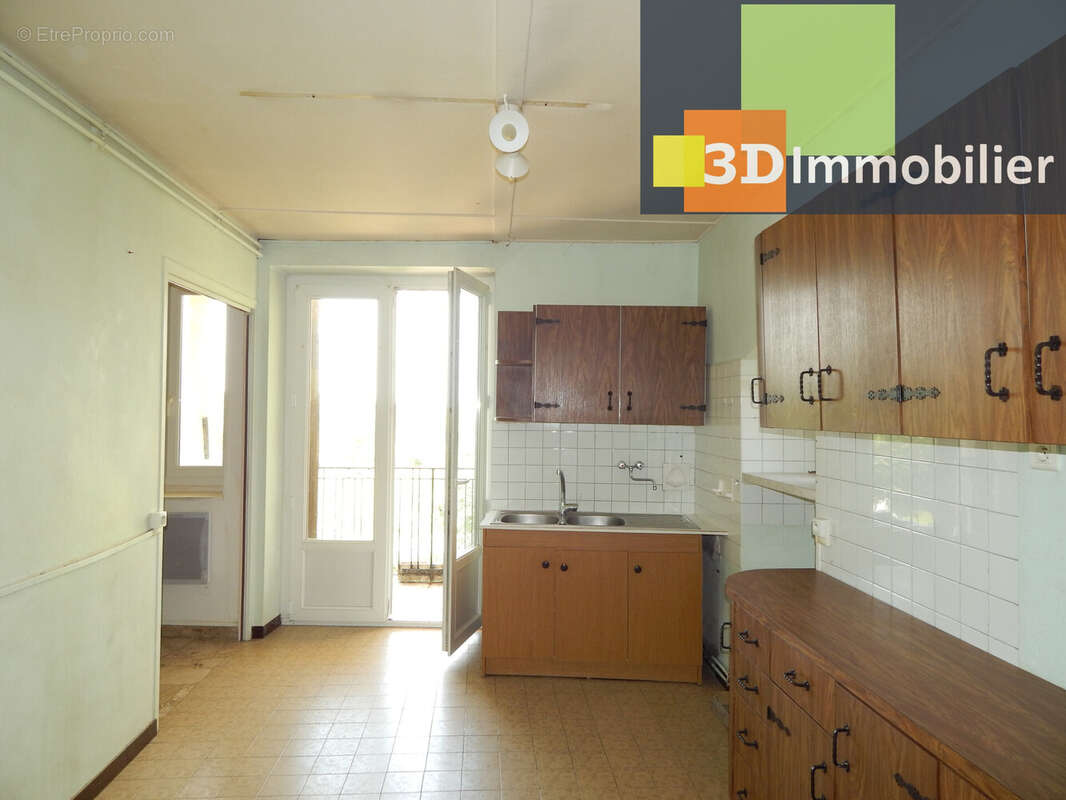 CUISINE LOGEMENT ÉTAGE - Maison à LONS-LE-SAUNIER