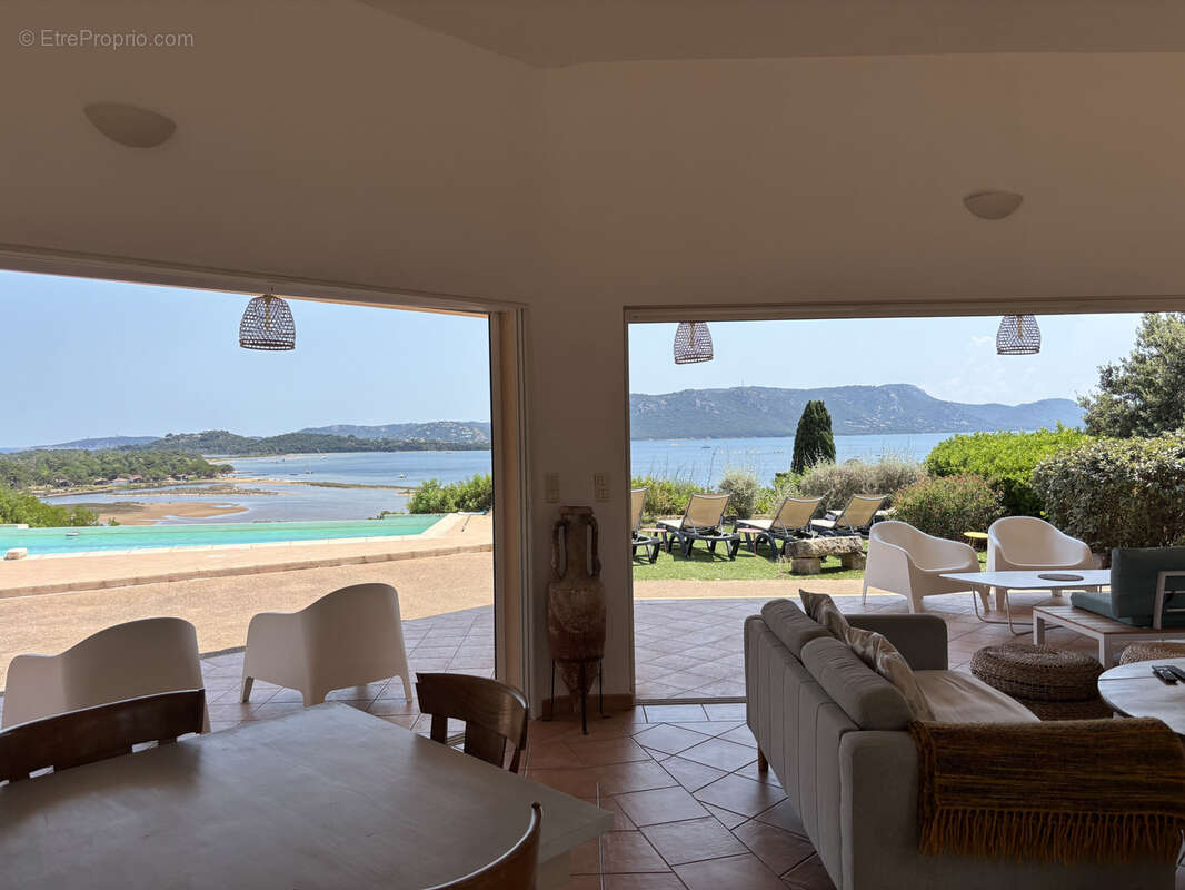 Villa de 176m2  sur 2 niveaux avec piscine et vue panoramique sur la mer et le golfe de Porto Vecchio - photo 5