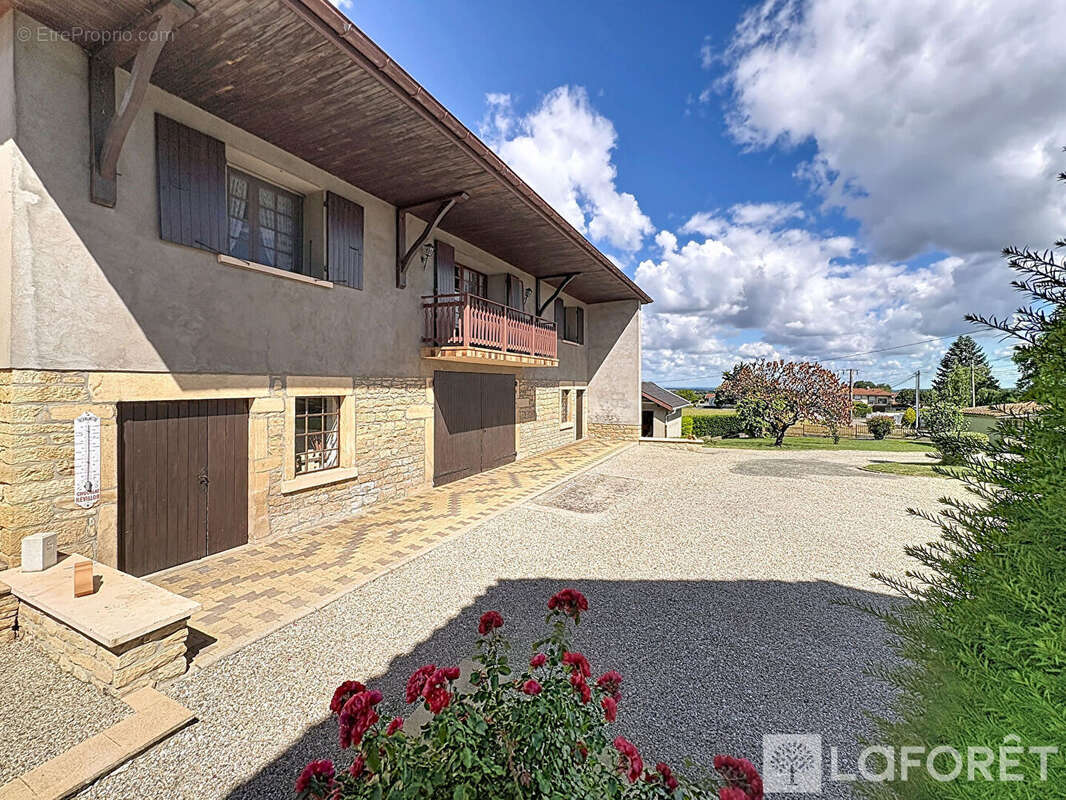 Maison de caractère avec dépendance et fort potentiel -four (38080) - photo 3