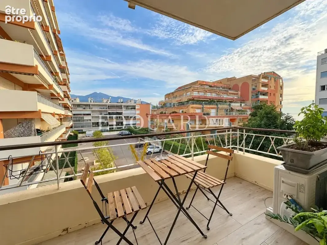 Sur la commune de Roquebrune Cap Martin, en exclusivité petit trois pièces avec balcon et belle vue dégagée - photo 2