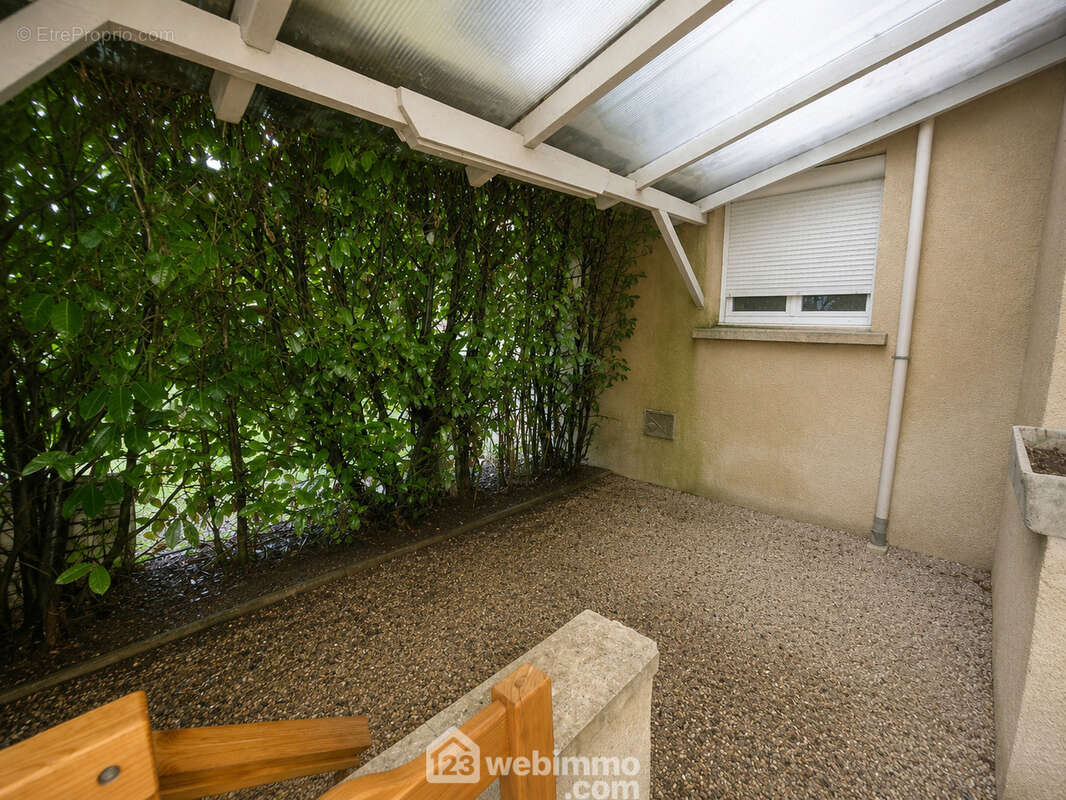 La cuisine offre un accès direct à une agréable terrasse sans vis-à-vis - Maison à SEPTVAUX