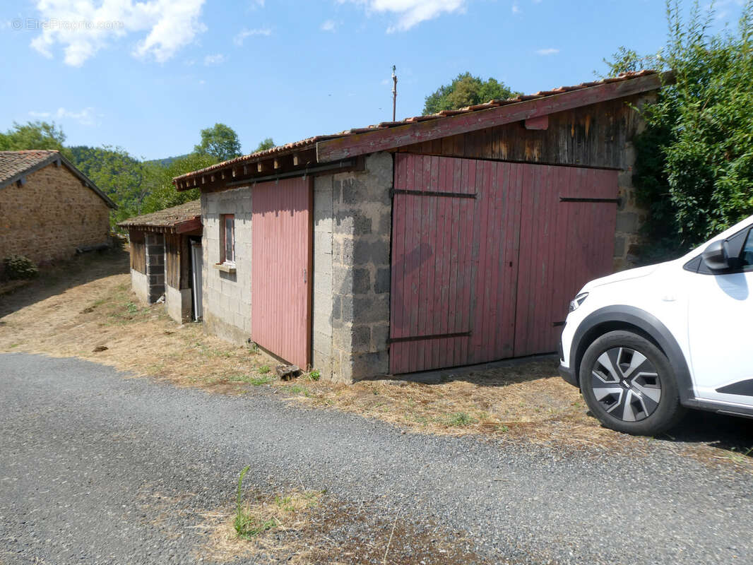 Très belle ferme de caractère indépendante avec grandes dépendances et 5 000 m2 de terrain - photo 23