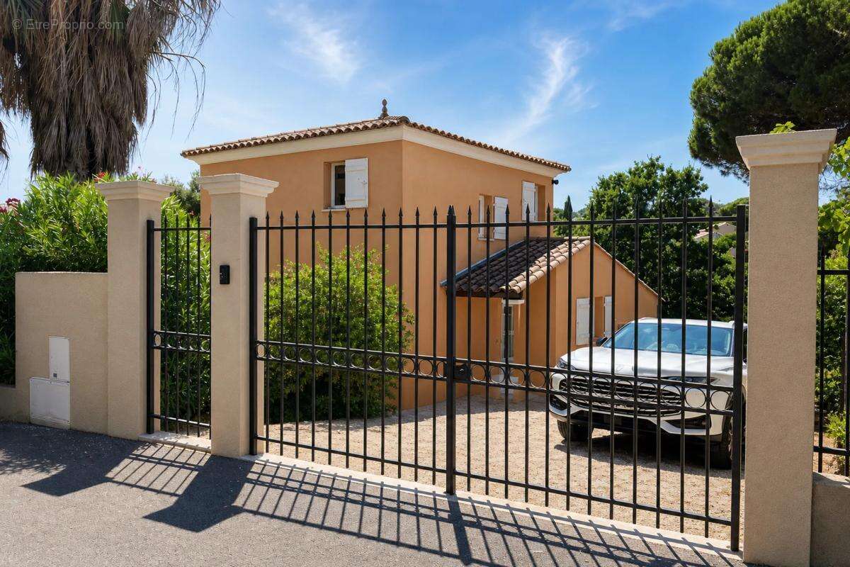Maison à ROQUEBRUNE-SUR-ARGENS