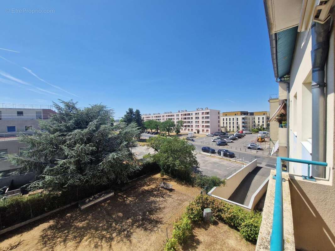 Appartement 84 m² à Decines-Charpieu  - photo 13