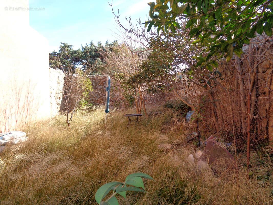 Terrain à OPOUL-PERILLOS