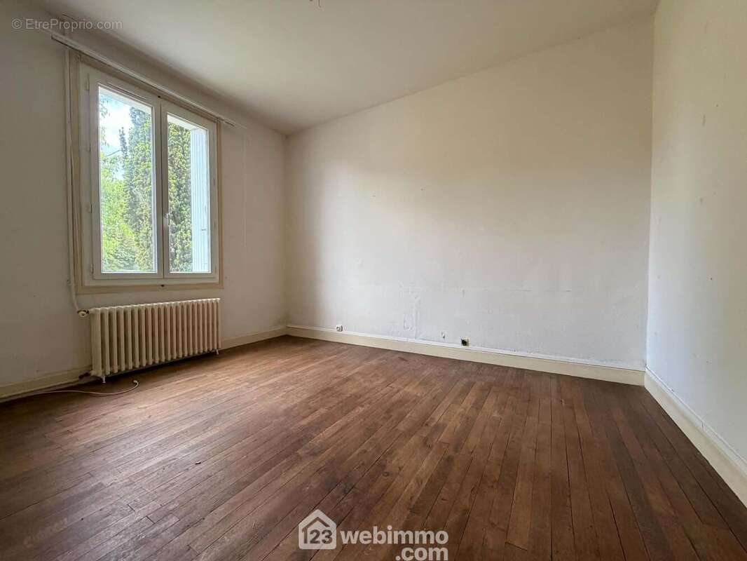 Une chambre de 11 m2 côté jardin, - Maison à CHATELLERAULT