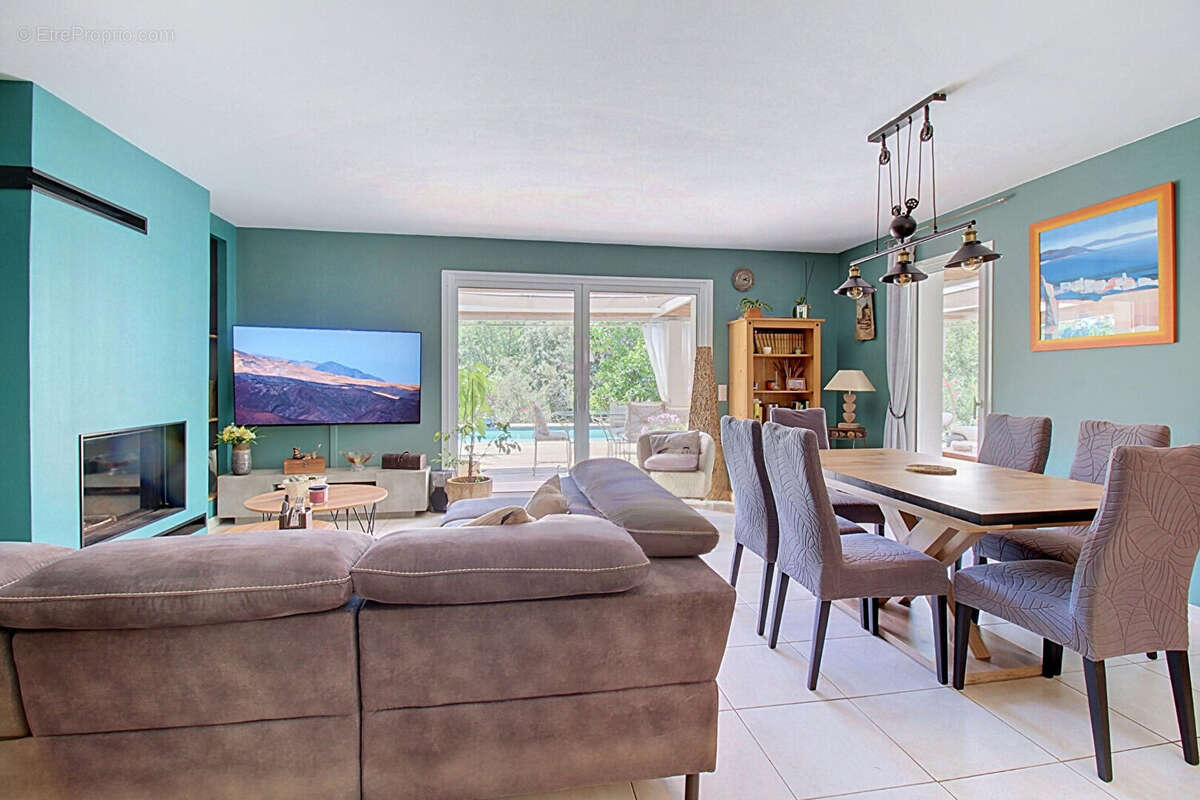 A VENDRE EN EXCLUSIVITÉ ! FIGANIÈRES Maison de plain-pied 126 m² 3 chambres Piscine et terrain de 2074 m² - photo 6