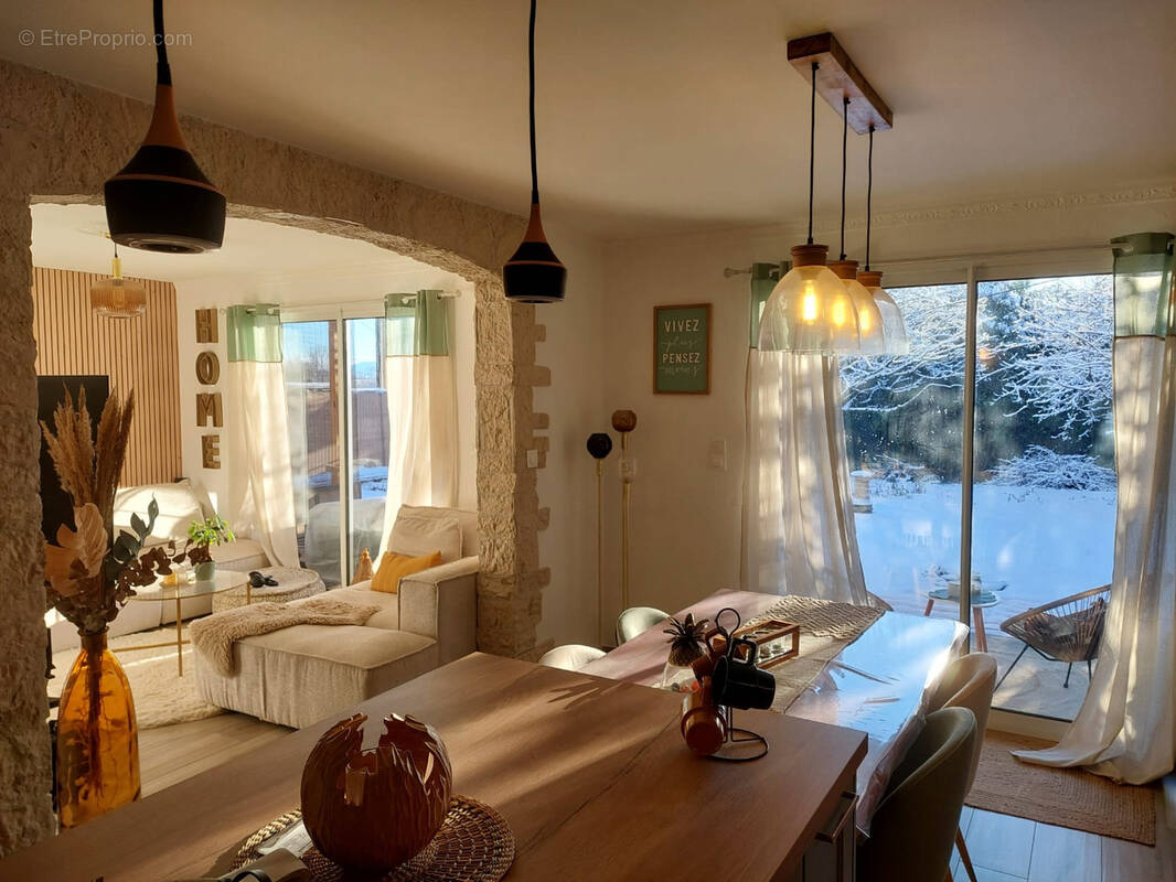 Appartement à PERON