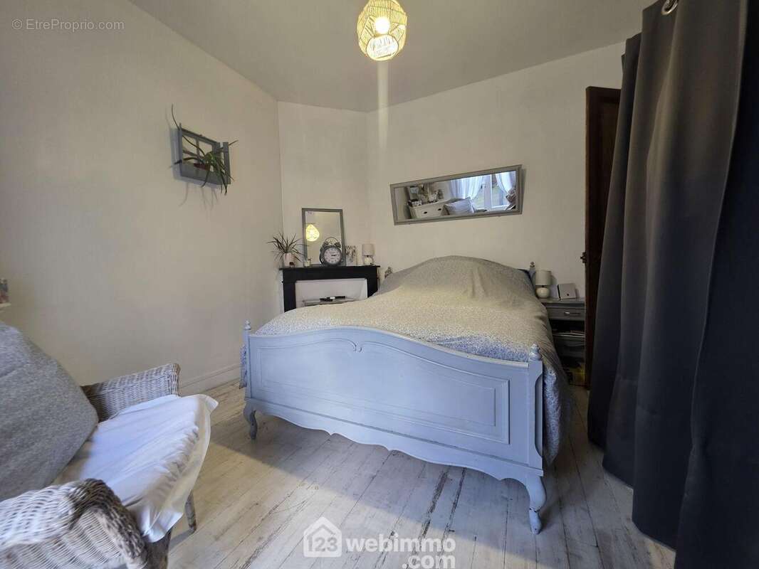 En rez-de-chaussée, vous bénéficierez d?une chambre d?environ 12 m² - Maison à LAON
