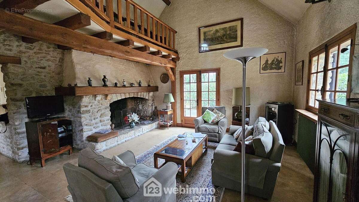 Un séjour avec sa magnifique cheminée ouverte. - Maison à MILLY-LA-FORET