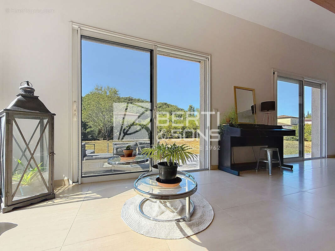 Maison à CHATEAUNEUF-GRASSE