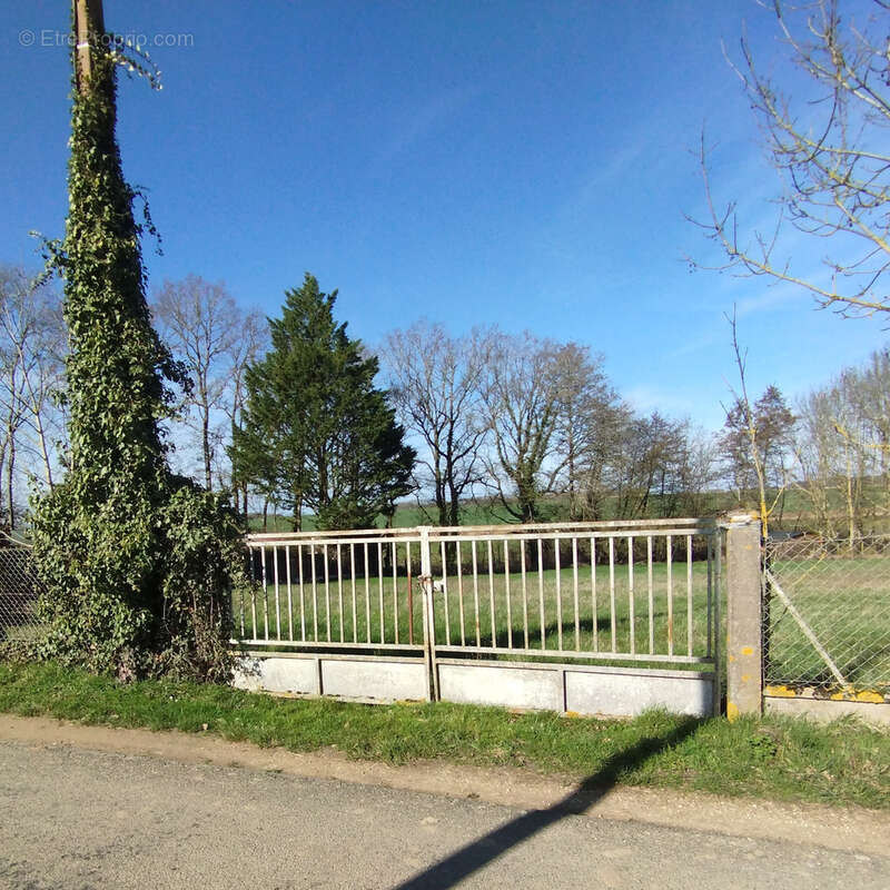 Terrain à TRIZAY-LES-BONNEVAL