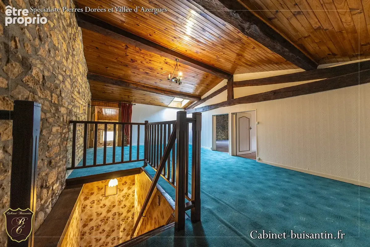 Charme et volumes en centre village - photo 10