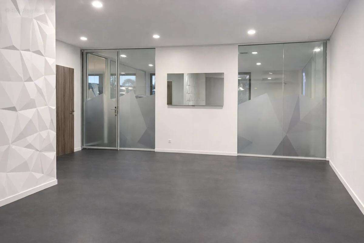 Situés à Rueil sur les bords de Seine et à 13 mins à pied du RER A, ces bureaux aménagés en duplex en RDC et RDJ accès à une trè - photo 10