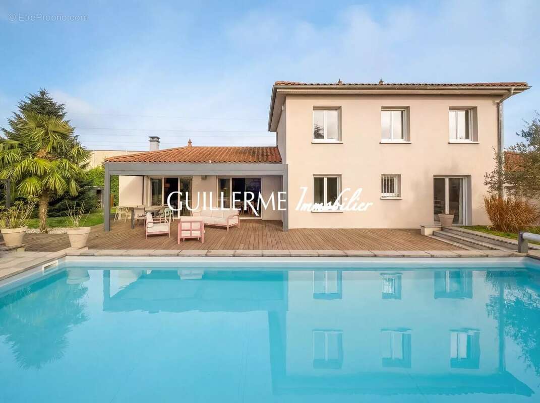 Maison à LA TOUR-DE-SALVAGNY