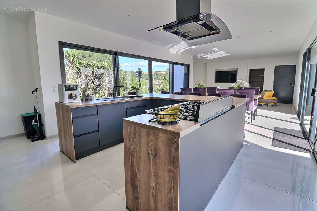 Maison à ROQUEBRUNE-SUR-ARGENS