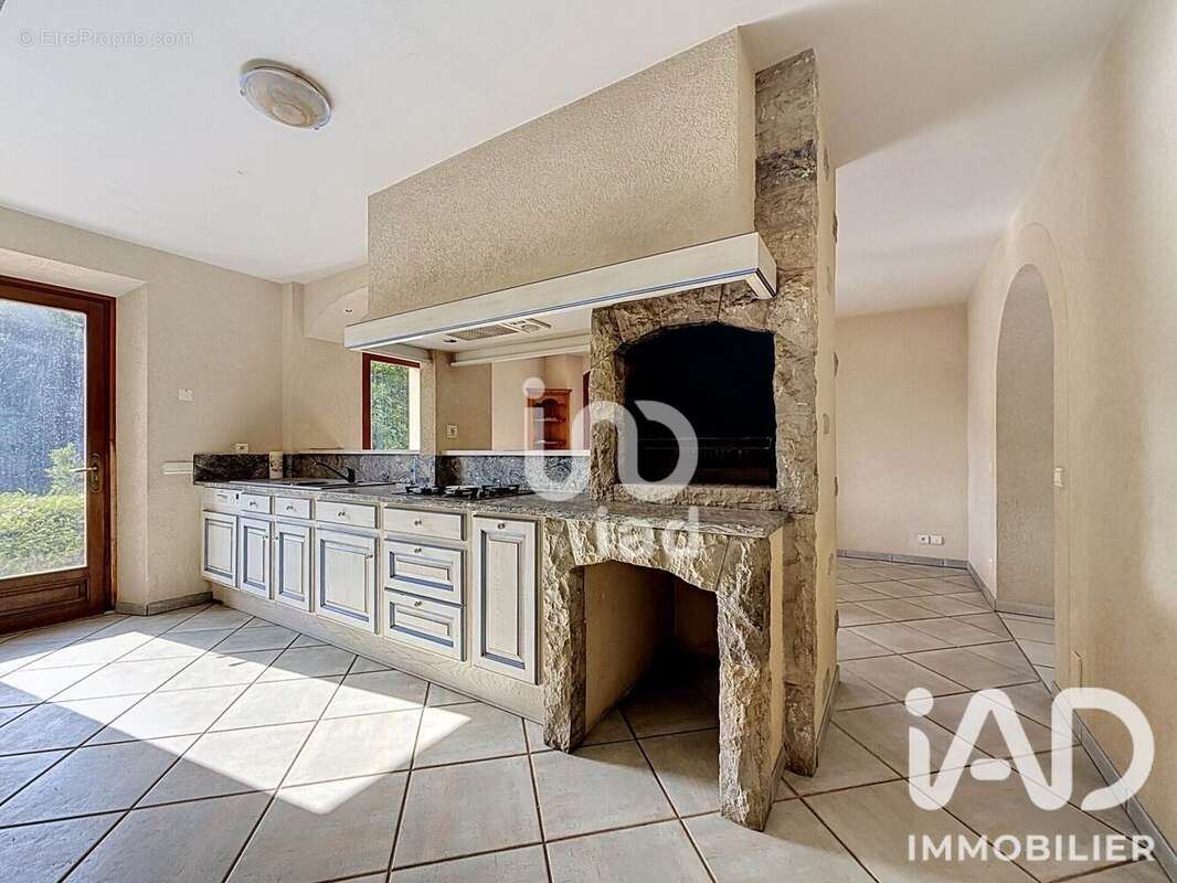 Maison 330 m² à Sales  - photo 8