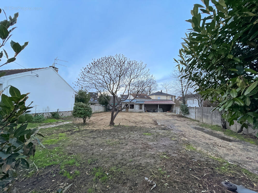 Terrain à SAINTE-GENEVIEVE-DES-BOIS