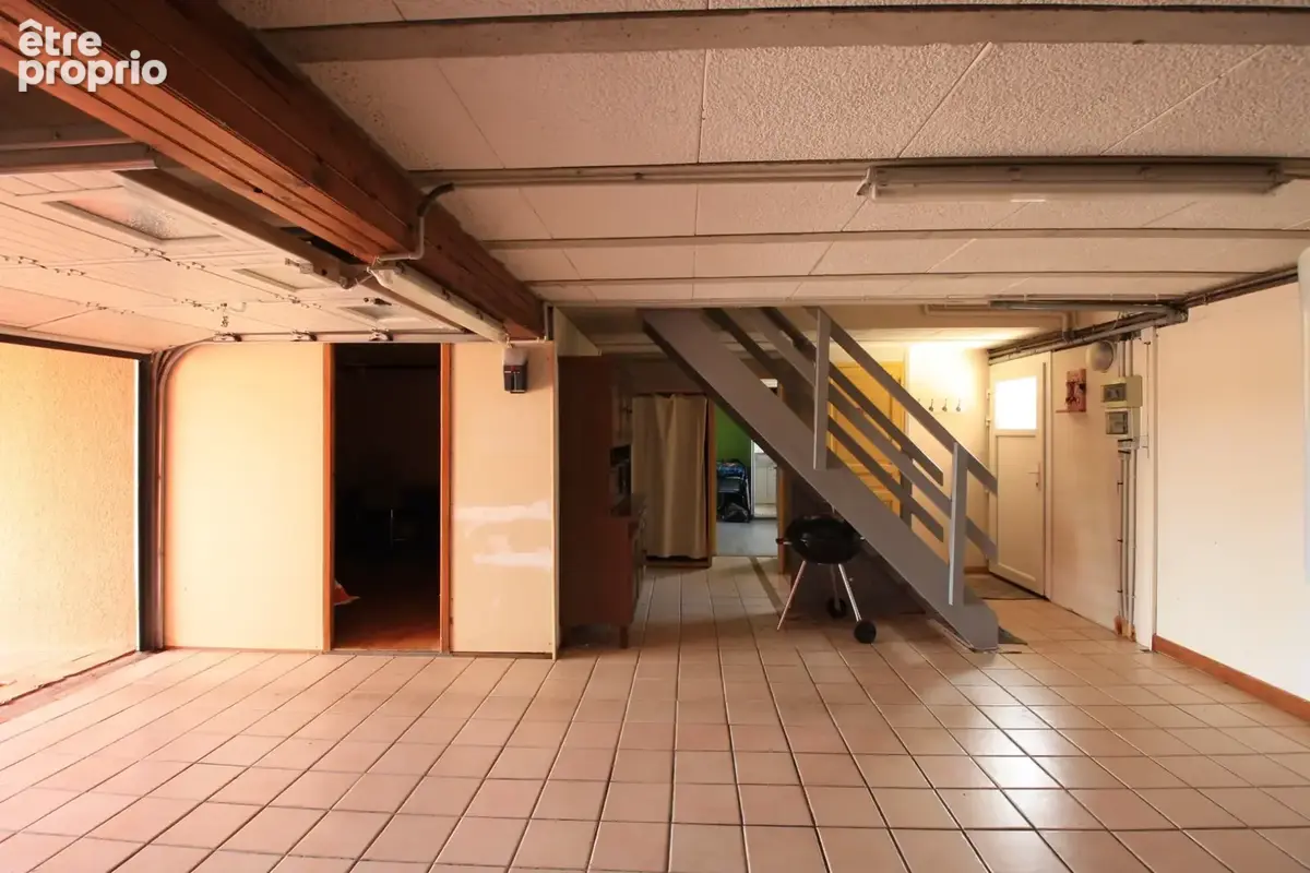 Maison 5 chambres, avec piscine et dépendances, sur un terrain de 4400 m² - photo 8