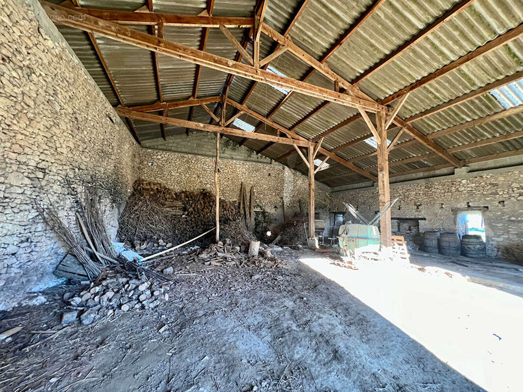 Ensemble : maison d'habitation et dépendances . - photo 4