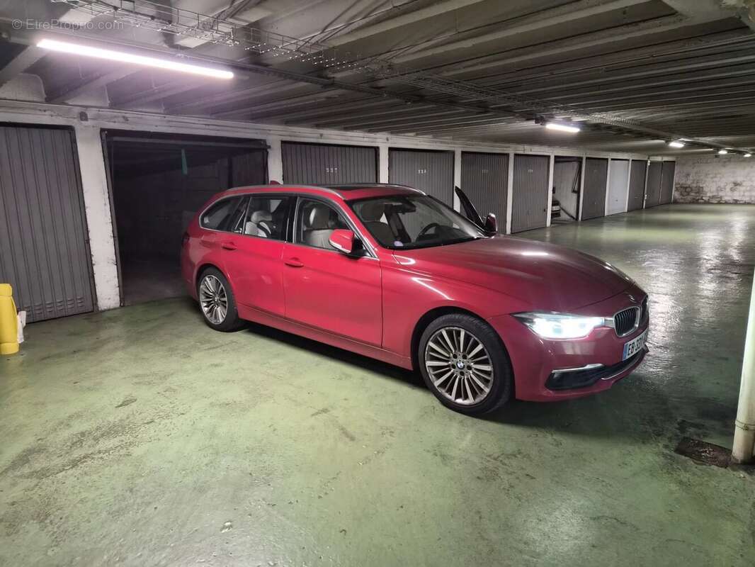Parking à PARIS-17E