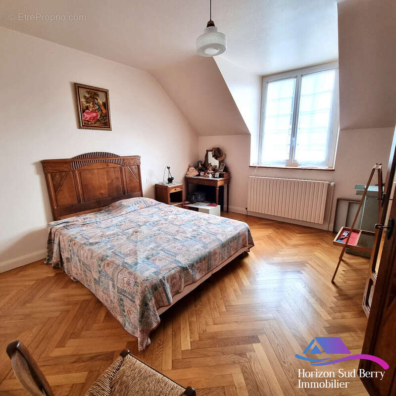 chambre 1  Etage - Maison à SAINT-DENIS-DE-JOUHET