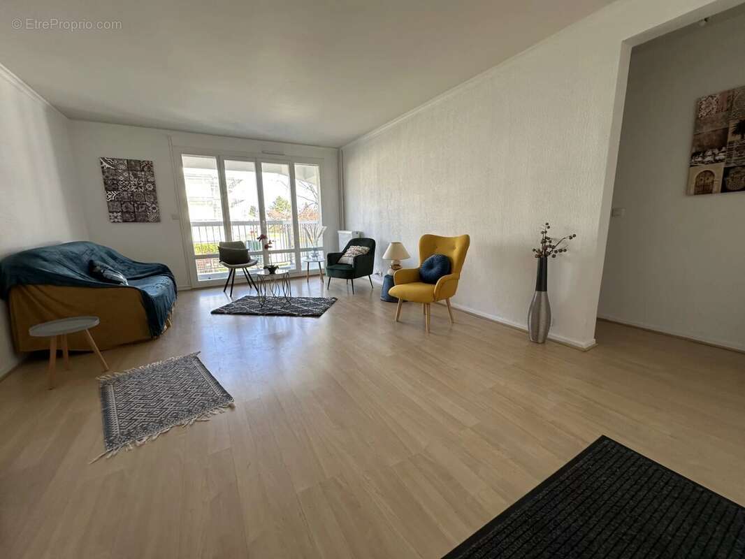 Appartement à LE MESNIL-SAINT-DENIS
