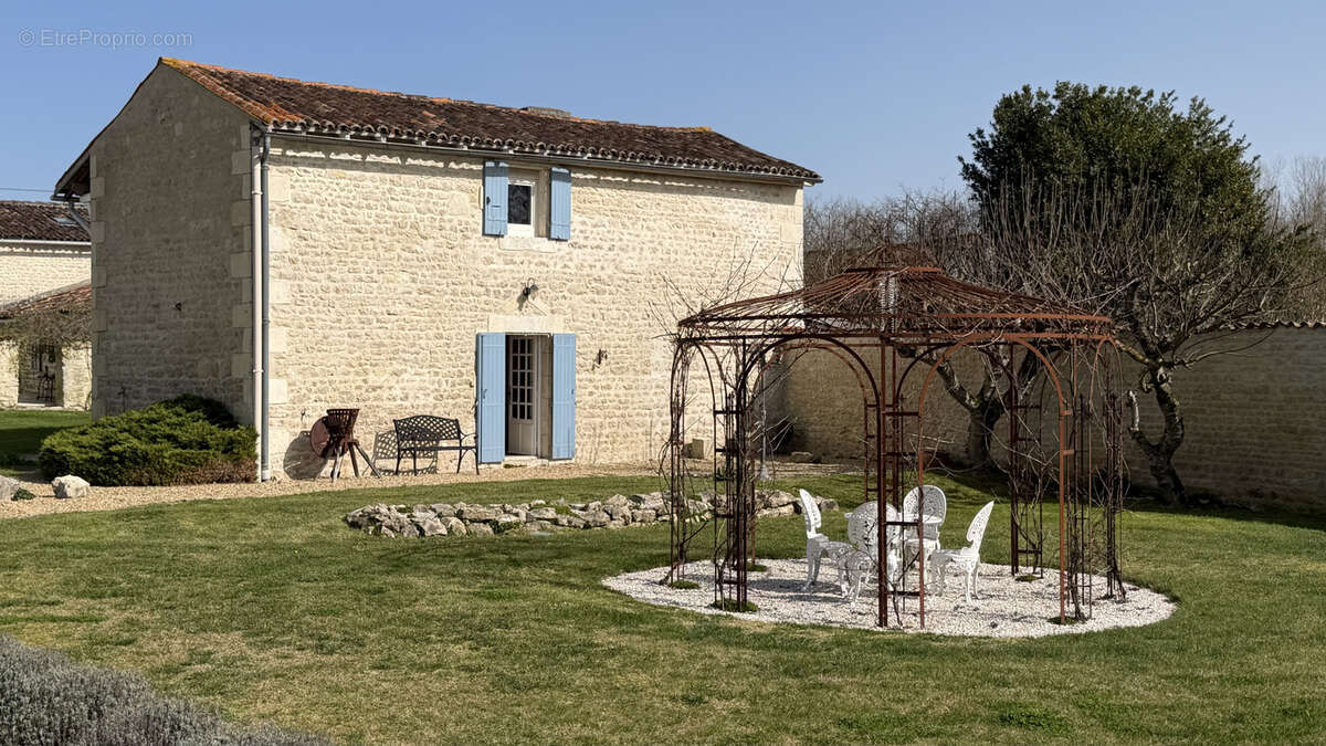 Maison à SAINT-JEAN-D'ANGELY