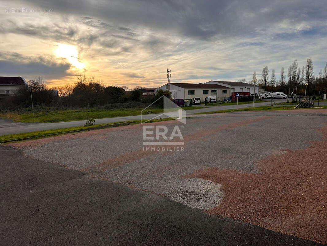 Local professionnel : entrepôt + bureau / 132 m² / copro récente / 2 parkings privatifs - photo 6